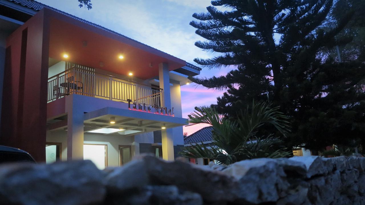 Tanto Hotel Waingapu Buitenkant foto